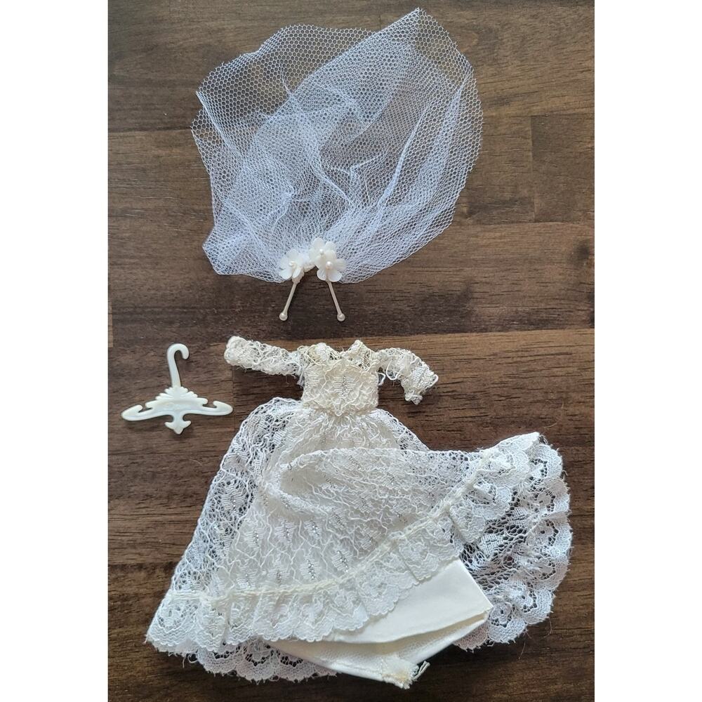 VTG Topper Dawn Wedding Bell Dream Gown Pearl Buttons and Veil with Hanger #815
